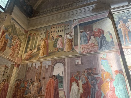 The fresco cycle around the chapel