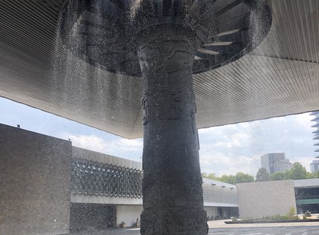 El paraguas: the canopy on its single column, water falling from the rim