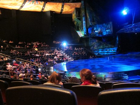 The Mystère theatre and its set