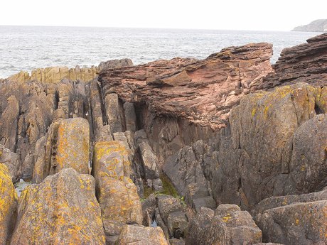 Hutton's unconformity: upended grey strata with red sandstone lying across their tops