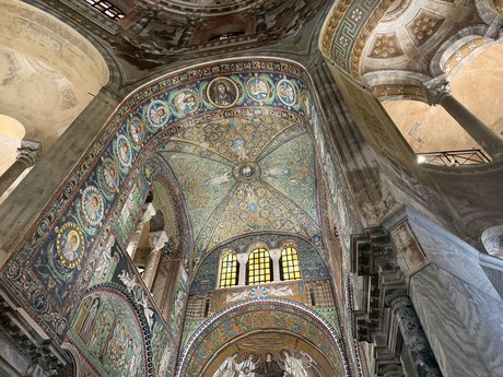 The apse entire, vault and windows